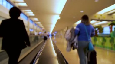 Bulanık insanlar Havaalanı terminal içinde düz yürüyen merdiven üzerinde hareket