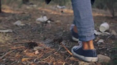Tatlı küçük kız ormanda yürüyüş bacaklar