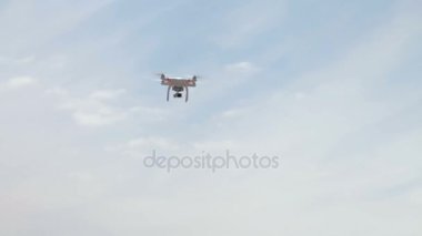 ek yükü karşı mavi gökyüzü uçan quadrocopter