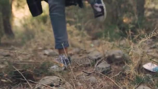Крупним планом на маленьких дівочих ногах, які ходять в лісі — стокове відео