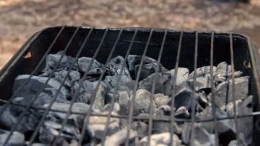 Kömür Yakılan bir barbekü ızgara içinde