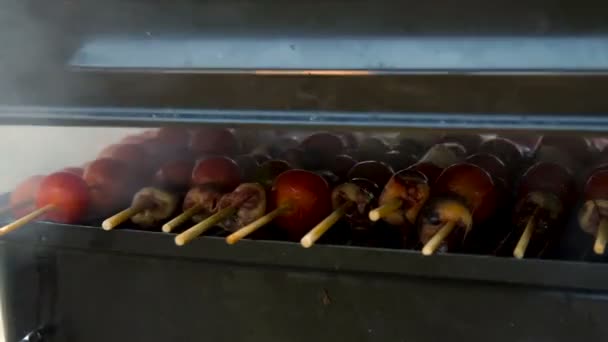 Corações de frango com tomate e cebola cozinhando na grelha quente — Vídeo de Stock