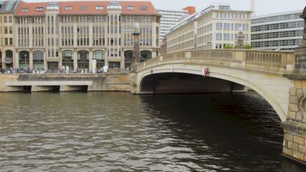 Orang-orang di jalan dekat jembatan Friedrichsbrucke dan sungai Spree pada hari hujan — Stok Video