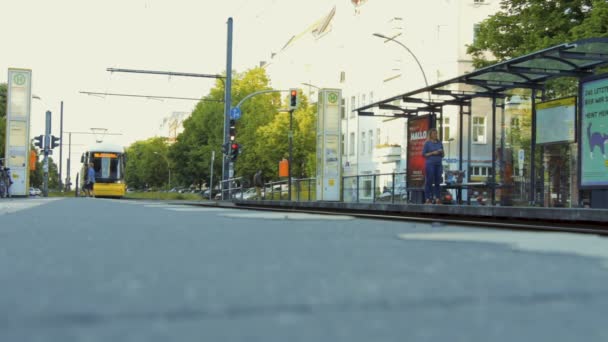 Tram trein platform in de straat van de stad Berlijn — Stockvideo