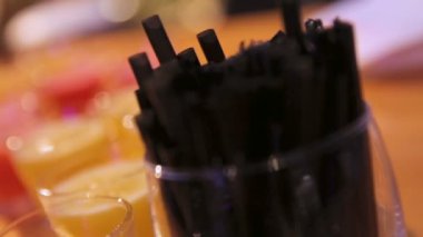 Alkol ve narenciye meyve suyu ile birçok fondip bardakları