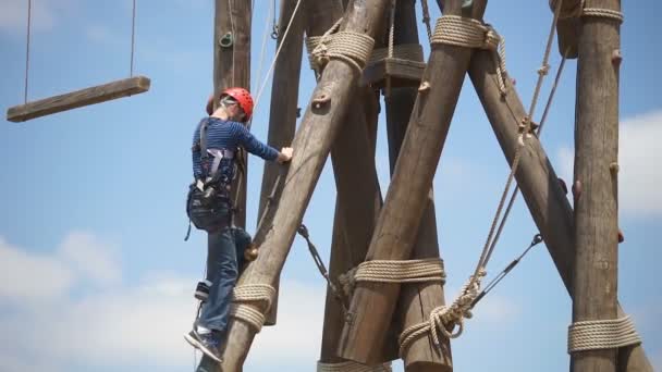 Екстремальний професійний відеооператор під час зйомок на скелелазіння вежі, що працює в екстремальних умовах — стокове відео