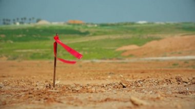 Metal anket peg kırmızı bayrak çekme inşaat Makinası ile Cinemagraph