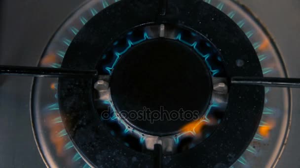 Кинематограф горения газа из кухонной газовой плиты — стоковое видео