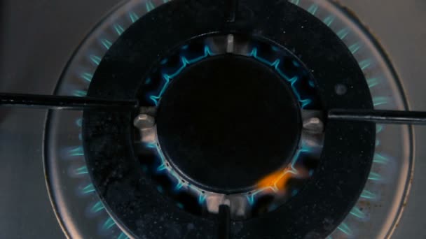 Cinemagrafia di gas che brucia da una cucina a gas — Video Stock