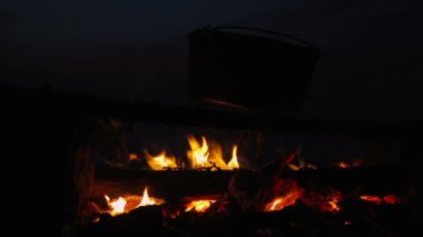 Gece kamp ateşi yakma üzerinde kazan yemek pişirme Cinemagraph
