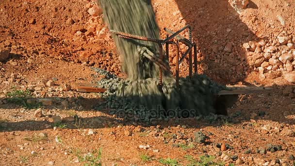混凝土倒入在地上一个坑，从施工现场的混凝土搅拌运输车 Cinemagraph — 图库视频影像