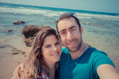 Genç çift alma selfie ile smartphone ya da kameraya beac