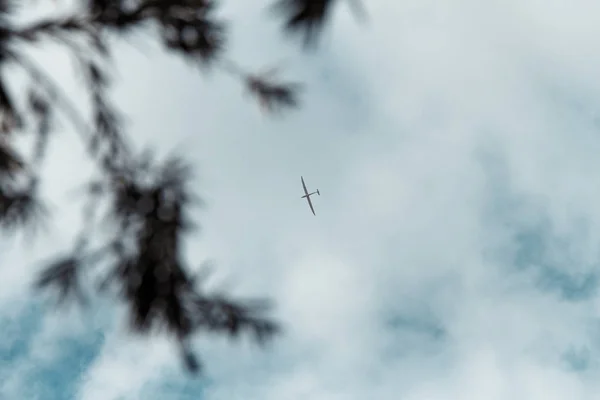 Mavi gökyüzünde aşağıdan kayma planör — Stok fotoğraf
