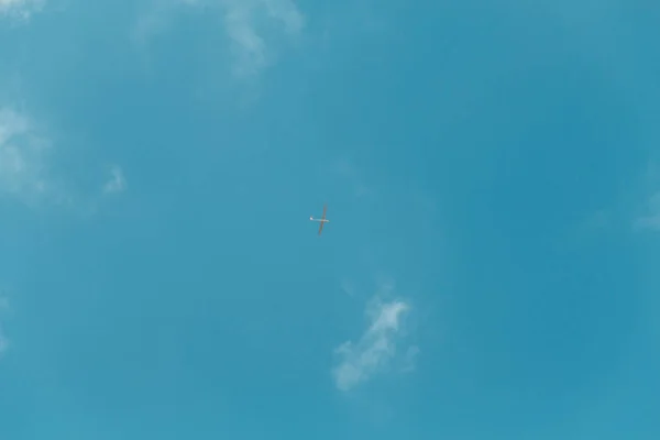 Scivolando nel cielo azzurro dal basso — Foto Stock