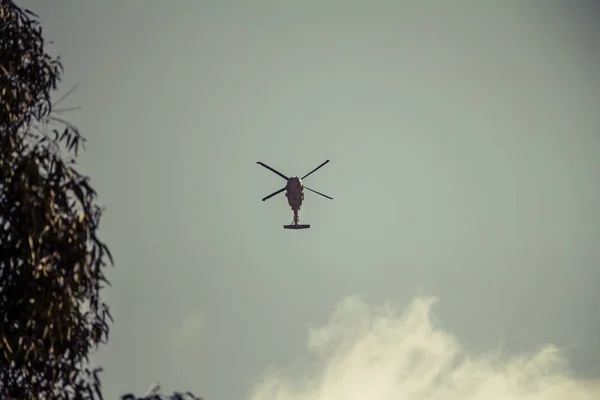 Israeliska militära Uh-60 Black Hawk-helikopter som flyger i himlen — Stockfoto