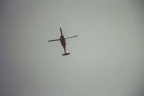 Izraeli katonai Uh-60 Black Hawk helikopter repül az égen — Stock Fotó