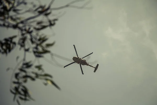 Izraeli katonai Uh-60 Black Hawk helikopter repül az égen — Stock Fotó