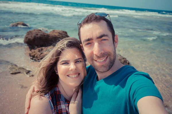 Giovane coppia scattare selfie con smartphone o fotocamera al mare — Foto Stock