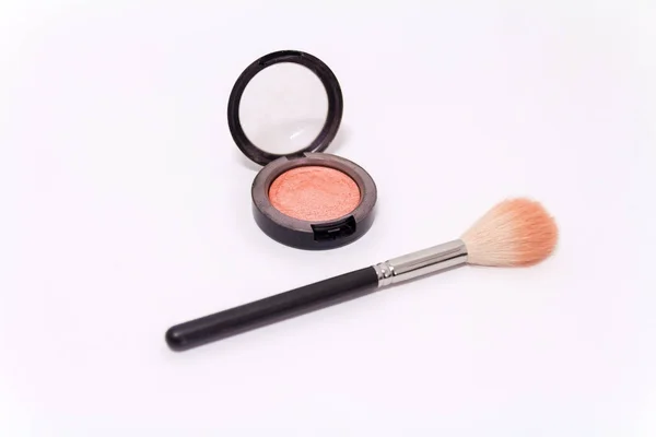 Close up de pincel de maquiagem e caixa de blush isolado no backgro branco — Fotografia de Stock