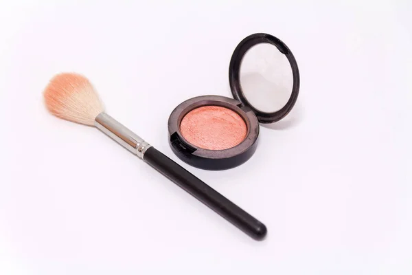 Close up de pincel de maquiagem e caixa de blush isolado no backgro branco — Fotografia de Stock