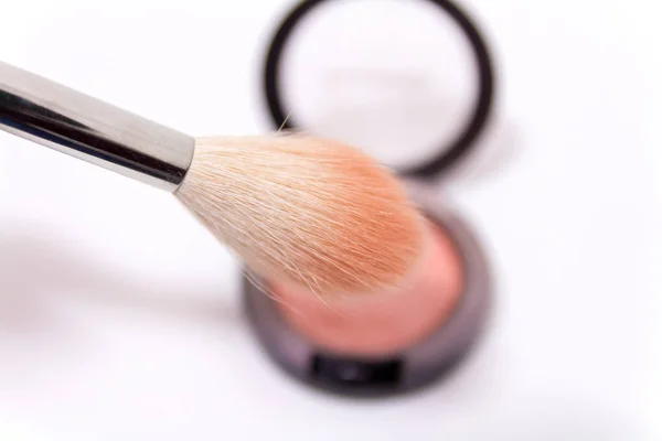 Cierre de cepillo de maquillaje y caja de rubor aislado en backgro blanco —  Fotos de Stock