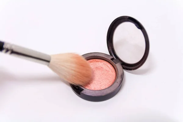Närbild på makeup borste och rouge box isolerad på vit backgro — Stockfoto