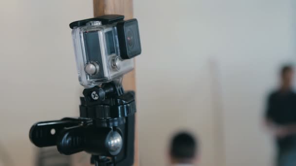 一个房间里的电线杆上的动作摄影机 — 图库视频影像