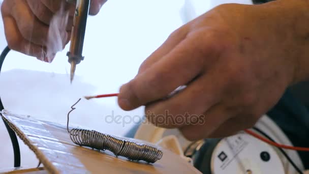 技术员焊接线音频扬声器 — 图库视频影像