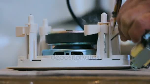 Technicien soudures fils à haut-parleur audio 