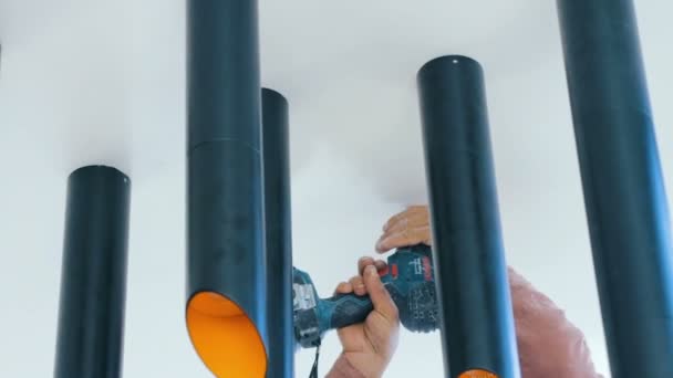 Werknemer Boren Gat Gipsplaten Plafond Voor Montage Plafondlamp — Stockvideo
