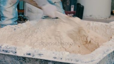 İnşaat işçisi his çimento karıştırma