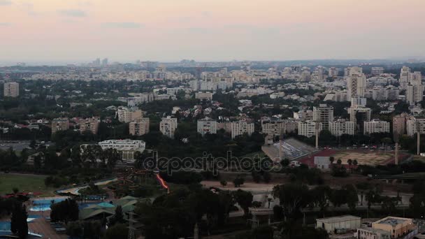 Vista aérea dos bairros norte de Tel Aviv. Lugares como Hadar Yosef Athletic Stadium, Mimdion Water Park — Vídeo de Stock