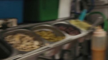 Şef tost peynirli sandviç soğan ve mantar ile hazırlar