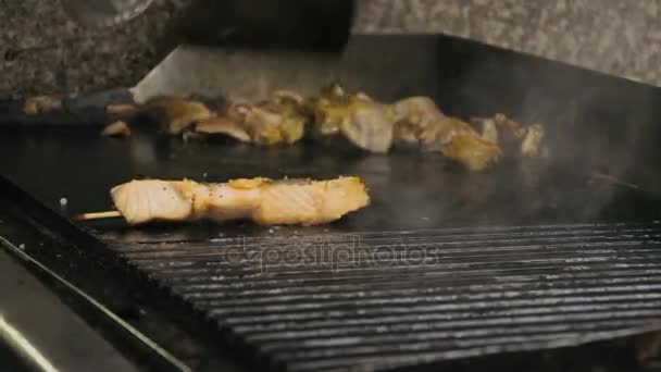 Chef cocinando carne y pescado en la parrilla . — Vídeos de Stock