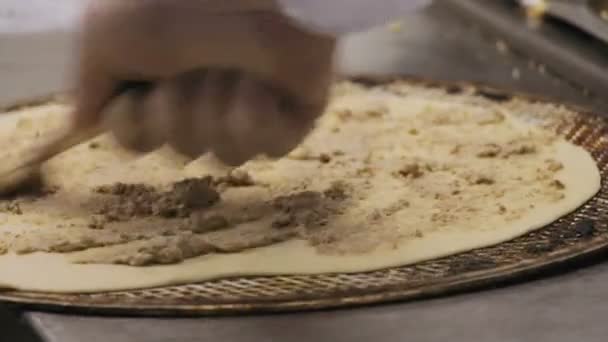 Chef preparando una Pizza Bianca con ungüento de olivo, queso y trozos de ajo y champiñones . — Vídeo de stock