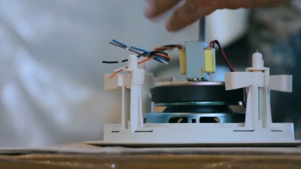 Teknisyen teller için ses hoparlör solders — Stok video