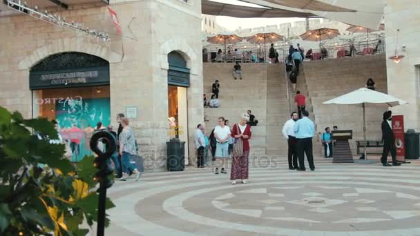 エルサレム, イスラエル - 2017 年 5 月 11 日: 買い物客とエルサレムの通りのオープンエア モール マミーラで観光客 — ストック動画