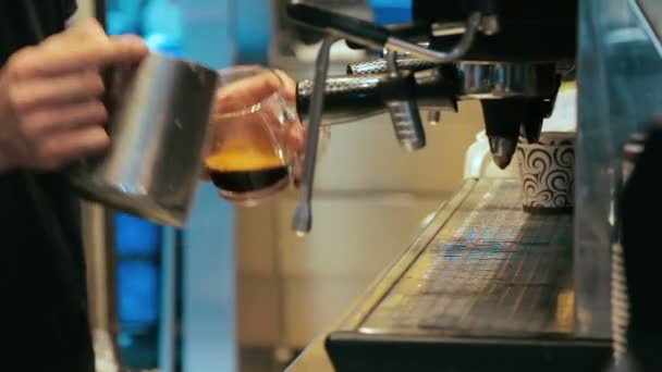커피숍에서 기계에 커피를 만드는 — 비디오