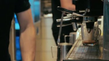 Meşgul bir kafede kahve makinesi kahve Barista