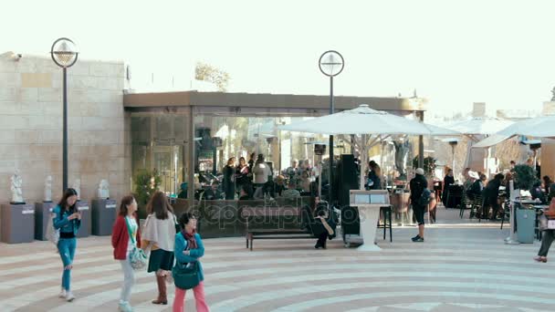 Jerusalem, Israël - 11 mei 2017: Shoppers en toeristen op Mamilla winkelen straat openlucht winkelcentrum in Jeruzalem — Stockvideo