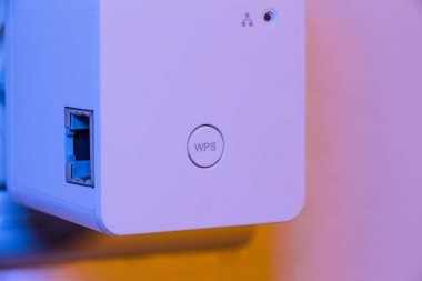 Duvardaki elektrik prizinde WiFi tekrarlayıcı