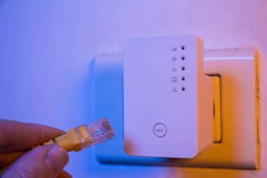 Man içinde WiFi Extender cihaza içine adam takın Ethernet kablosu 