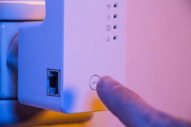 WiFi Repeater üzerinde WPS düğmesine parmak ile Man basın hangi i