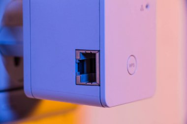WiFi Repeater WPS düğmesi ve Ethernet soket üzerinde closeup