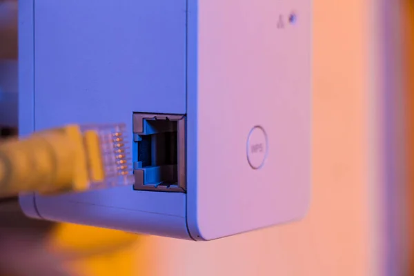 Inserte el cable Ethernet en el dispositivo extensor WiFi que está en elec — Foto de Stock