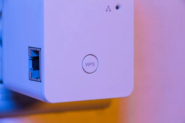 Duvardaki elektrik prizinde WiFi tekrarlayıcı