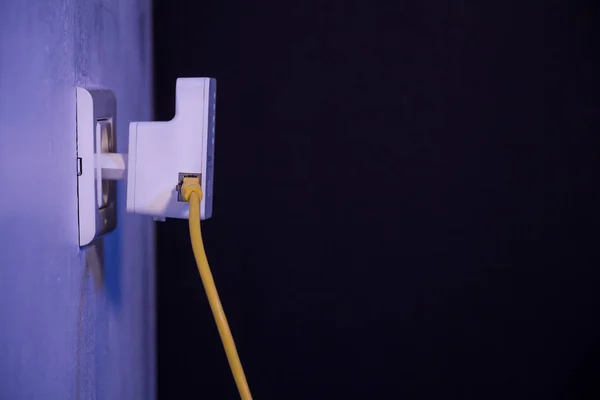 Wifi-Extender in der Steckdose an der Wand mit Ethernet-Kabine — Stockfoto