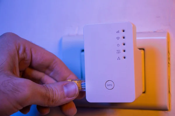 Man içinde WiFi Extender cihaza içine adam takın Ethernet kablosu 