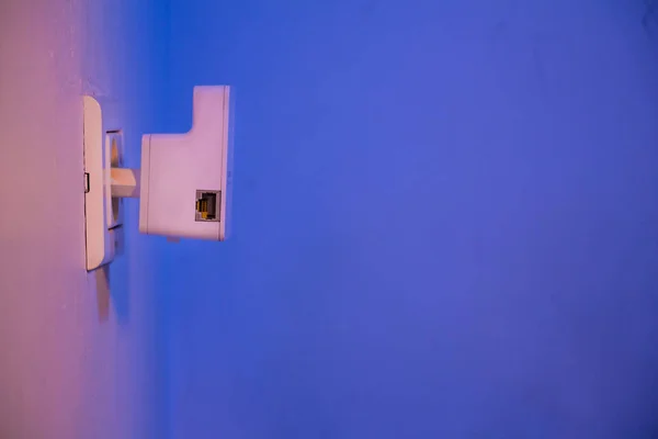 Wi-Fi ретранслятор в розетке на стене — стоковое фото