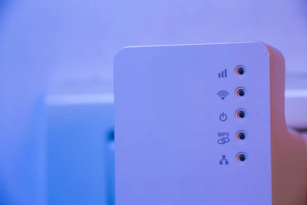 Closeup sur le statut de connexion de signal de répéteur WiFi a mené des lumières — Photo